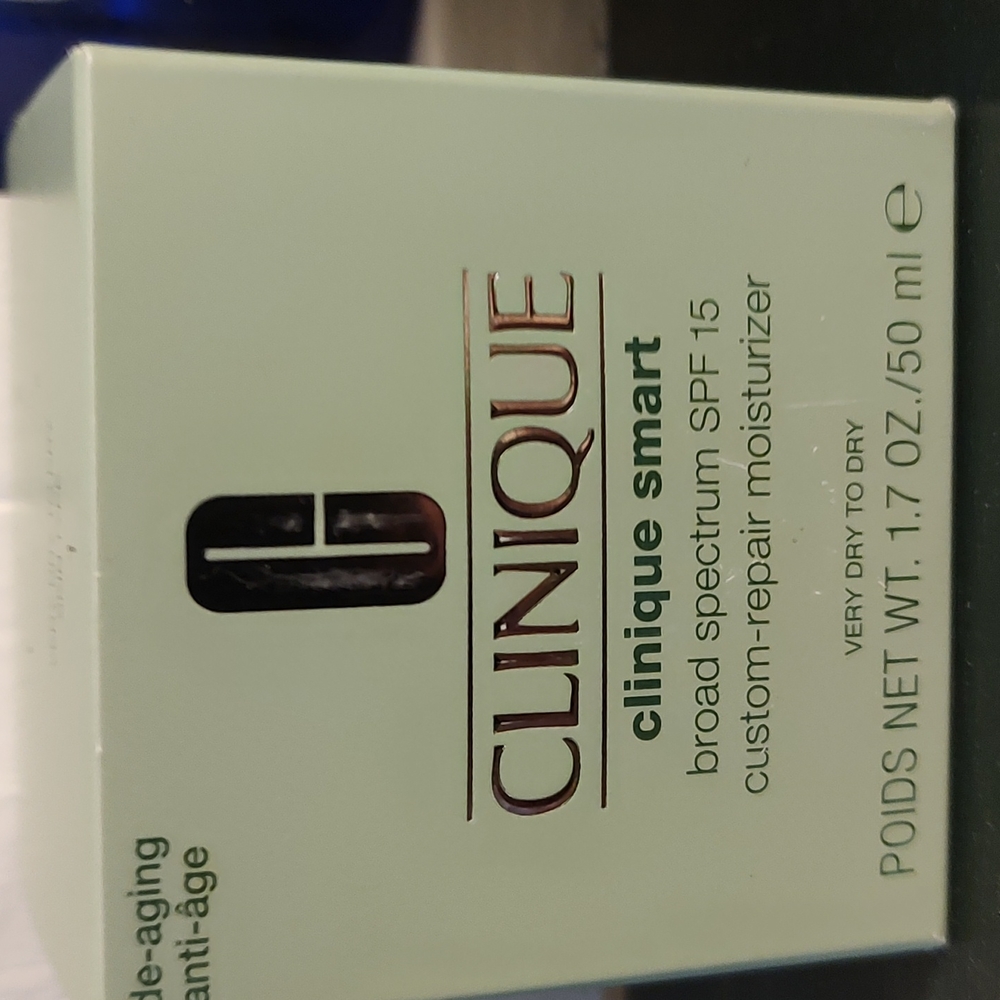 Clinique smart broad-spectrum SPF 15 custom repair moisturizer
